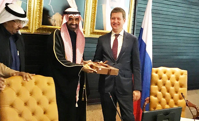 Ahmed Al-Rajhi, chairman of the Council of Saudi Chambers, presents Sergey Levin, Russia’s deputy minister of agriculture, a gift. (AN photo)