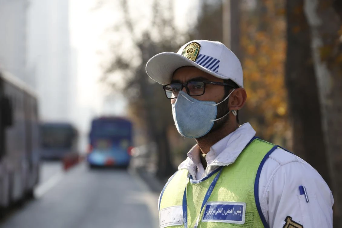An Iranian traffic officer wears a face mask in Tehran as winter's heavy pollution has hit new highs in the capital, on December 17, 2017. (AFP)