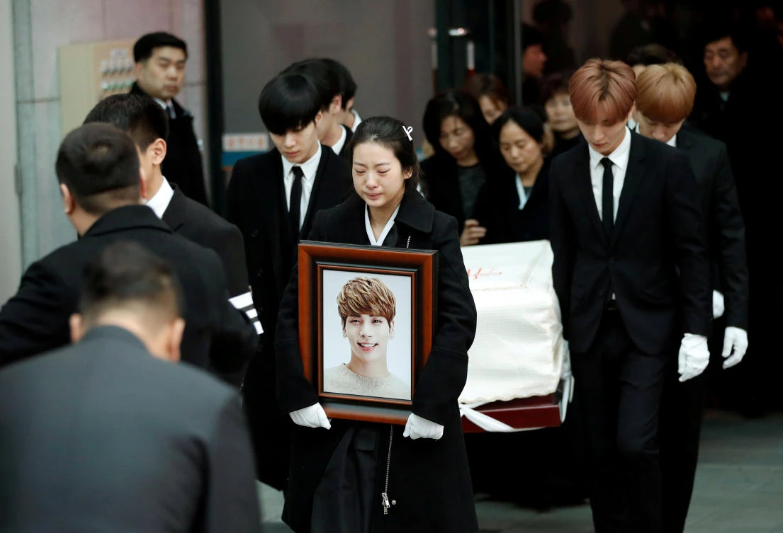 A portrait and the coffin of Kim Jong-hyun, the lead singer of top South Korean boy band SHINee in South Korea, December 21, 2017. (Reuters)