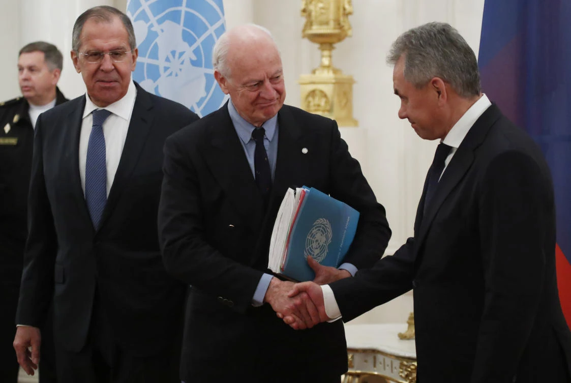 UN special envoy on Syria Staffan de Mistura (C), Russian Foreign Minister Sergei Lavrov (L), and Defence Minister Sergei Shoigu enter a hall during a meeting in Moscow, Russia. (Reuters)