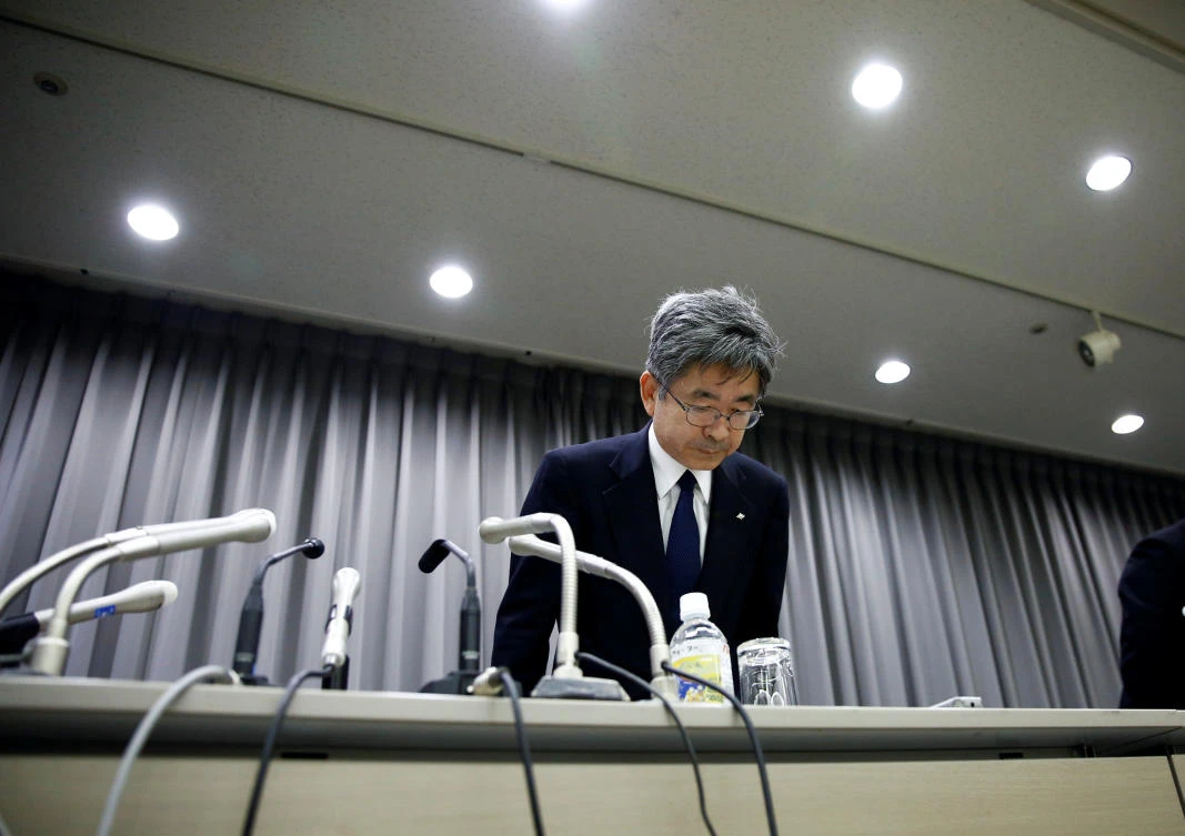 Kobe Steel Executive Vice President Naoto Umehara bows his head to apologize after a news conference in Tokyo yesterday. (Reuters)
