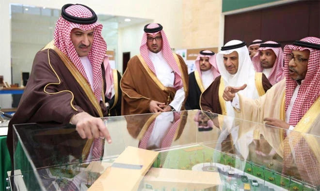 Madinah Gov. Prince Faisal bin Salman, left, is being briefed about the center by Yahya Al-Shangiti, vice president of the gold sector at Saudi Arabian Mining Co., right, in Madinah on Tuesday.
