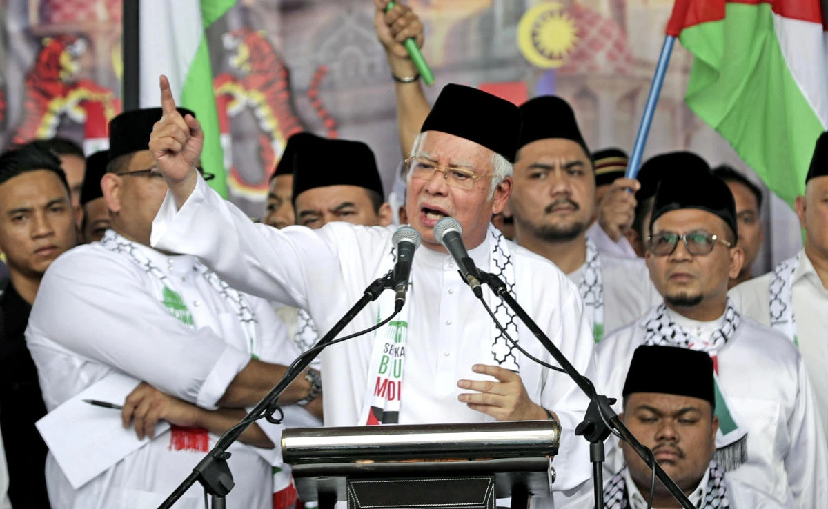 Malaysia Prime Minister Najib Razak, center, speaks during a rally at the Putra Mosque in Putrajaya, Malaysia on Friday, Dec.22, 2017. (AP)