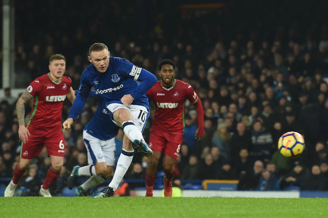 Everton striker Wayne Rooney takes and misses a penalty during his side's Premier League clash with Swansea City at Goodison Park. (AFP)