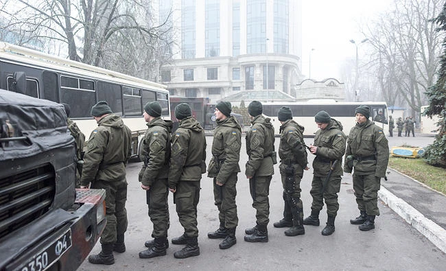 Ukrainian national guard troops prepare to block supporters of former Georgian President Mikheil Saakashvili gathered outside the police station where he was taken in Kiev, Ukraine, in this Dec. 9, 2017 photo. (AP)
