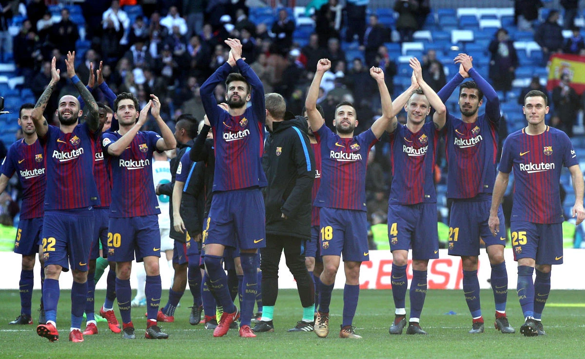 Gerard Pique and teammates applaud the fans at the end of the match against Real Madrid at Santiago Bernabeu Stadium in Madrid, Spain on Dec.23, 2017. (REUTERS)