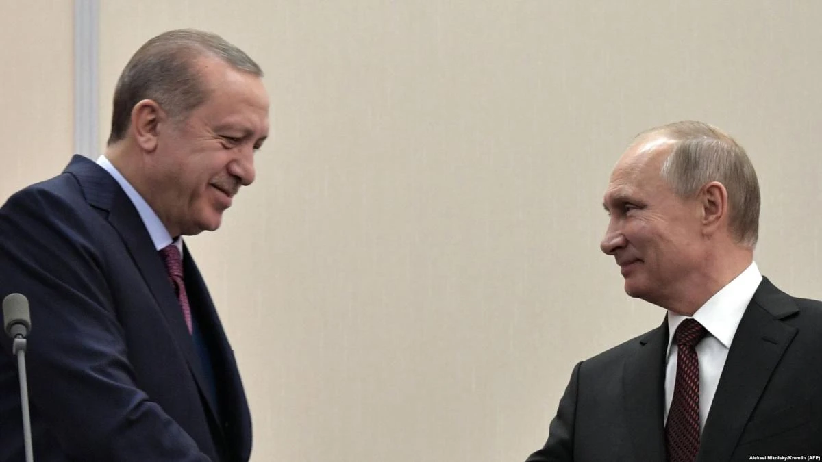 Russian President Vladimir Putin (R) and Turkish President Recep Tayyip Erdogan shake hands following a press conference at the Bocharov Ruchei state residence in Sochi, November 13,2017. (AFP)