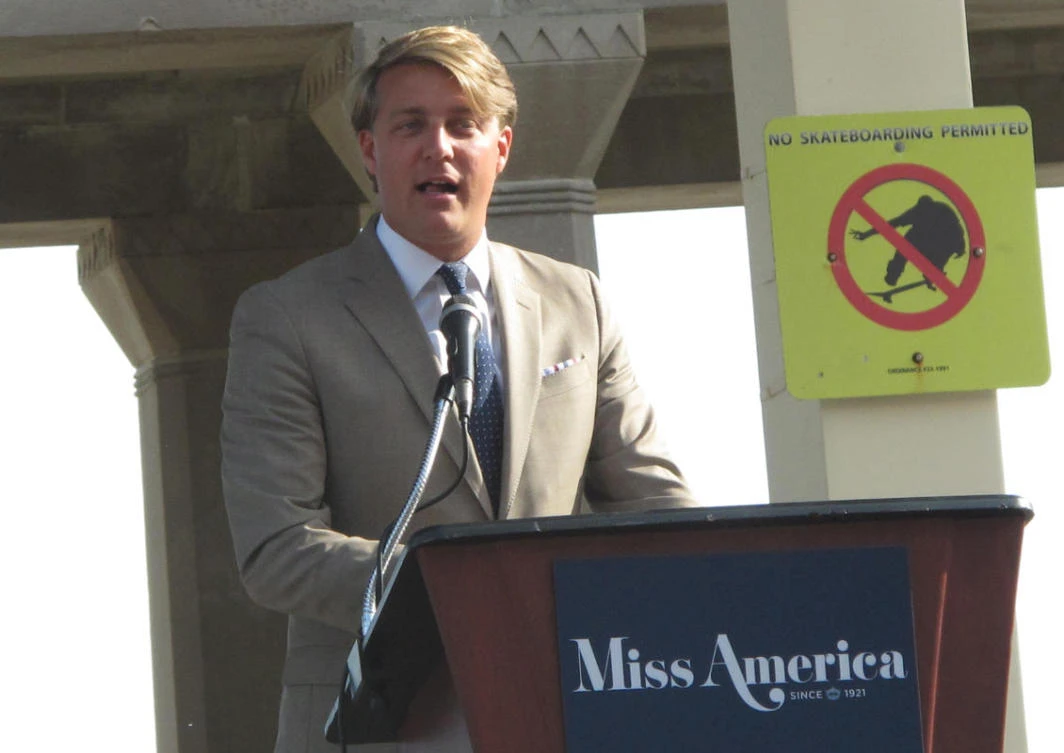 Three Miss America officials resign, one apologizes to ex-winner over email scandal