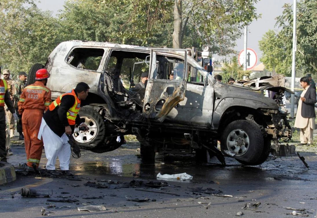 A file photo showing rescue personnel inspect a vehicle in Peshawar, Pakistan November 24, 2017. (Reuters)