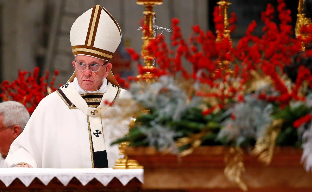 Pope Francis leads the Christmas night Mass in Saint Peter’s Basilica at the Vatican on Dec.24, 2017. (REUTERS)