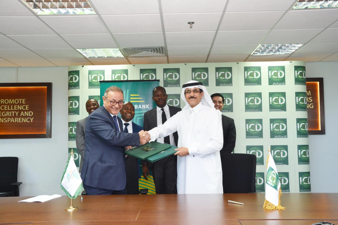 Amr Kamel, executive vice president at Afreximbank, left, shakes hands with Khaled Al-Aboodi, CEO of ICD, at the signing ceremony.