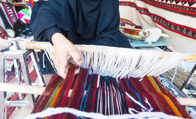 The trainees learn the methods of product designing and product pricing with regard to quotations for a handicraft product. (SPA)