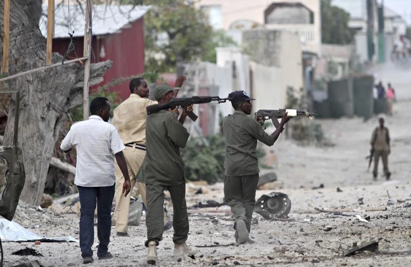 Somali police hold their weapons as they walk outside the Maka Al-Mukarama hotel during an Islamist group Al-Shabab attack in the capital Mogadishu, March 27, 2015. The country is now facing a mounting Daesh presence. (Reuters)