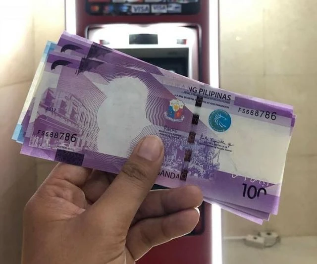 Filipino Earla Anne Yehey posted on Facebook photos of 4 pieces of P100 bills without the face of the late President Manuel Roxas on them. (Courtesy Earla Anne Yehey Facebook account)