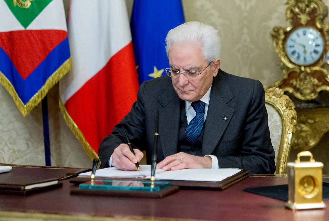 Italian President Sergio Mattarella signs a decree to dissolve parliament at the Quirinale Presidential palace in Rome, Italy, December 28, 2017 (Reuters)