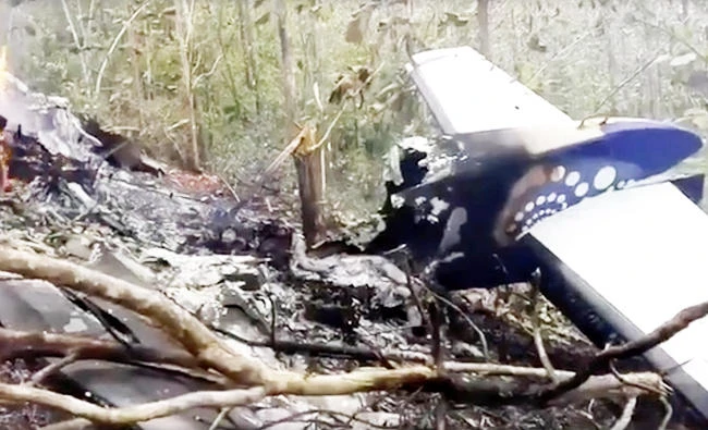 Wreckage in flames after a plane crashed in the mountainous area of Punta Islita, in the province of Guanacaste, in Costa Rica in this still image taken from social media video on December 31, 2017. (REUTERS)