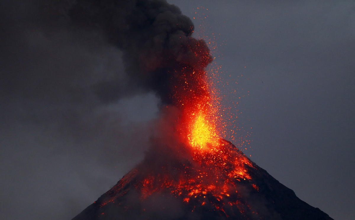 Mount Mayon spews lava fountains
