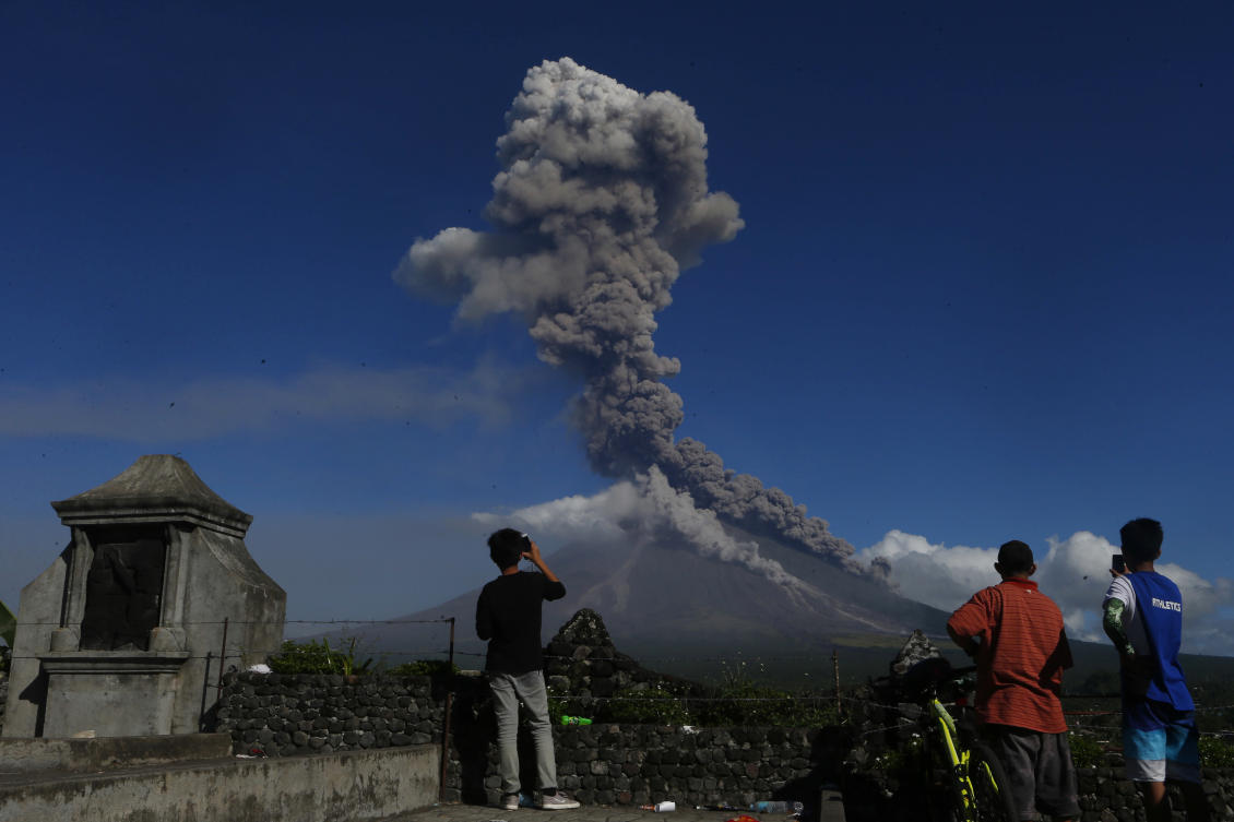Mayon volcano spews ash as it erupts anew Tuesday, Jan. 23, 2018 as seen from Legazpi city, Albay province, southeast of Manila, Philippines. The Philippines' most active volcano ejected a huge column of lava fragments, ash and smoke in another thunderous explosion at dawn Tuesday, sending thousands of villagers back to evacuation centers and prompting a warning that a violent eruption may be imminent. (AP Photo/Bullit Marquez)