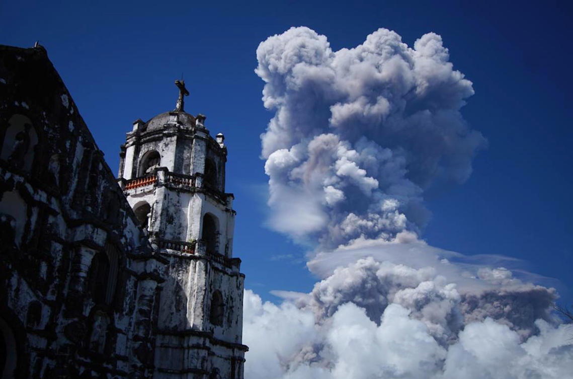 A huge column of ash shoots up to the sky during the eruption of Mayon volcano Monday, Jan. 22, 2018 as seen from Daraga township, Legazpi city, Albay province, around 340 kilometers (200 miles) southeast of Manila, Philippines. The Philippines' most active volcano erupted Monday prompting the Philippine Institute of Volcanology and Seismology to raise the Alert level to 4 from last week's alert level 3. (AP Photo/Dan Amaranto)