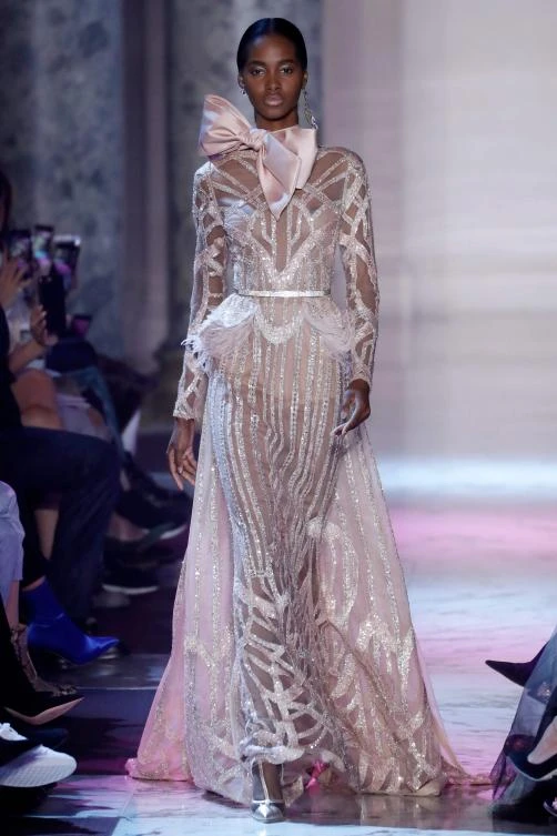 A model presents a creation by Elie Saab during the 2018 spring/summer Haute Couture collection fashion show on January 24, 2018 in Paris. / AFP / Patrick KOVARIK