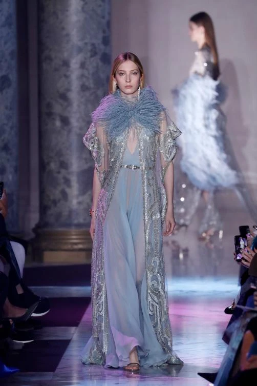 A model presents a creation by Elie Saab during the 2018 spring/summer Haute Couture collection fashion show on January 24, 2018 in Paris. / AFP / Patrick KOVARIK