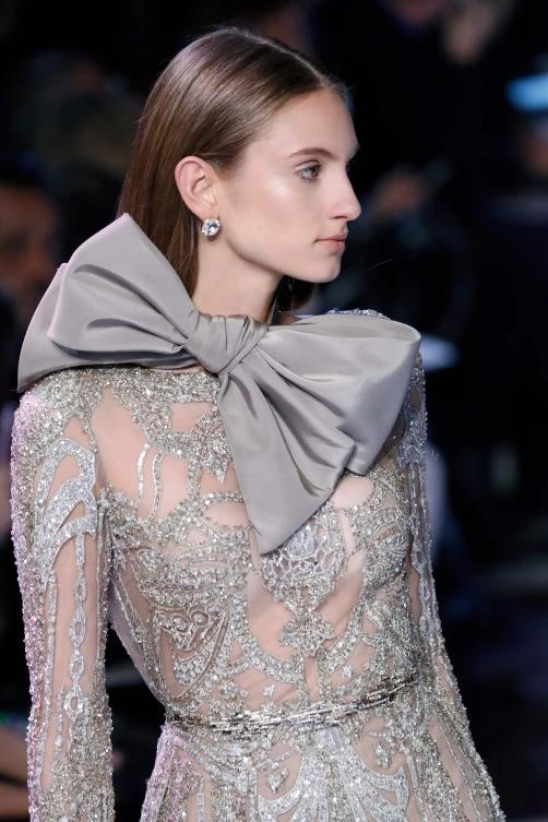 A model presents a creation by Elie Saab during the 2018 spring/summer Haute Couture collection fashion show on January 24, 2018 in Paris. / AFP / Patrick KOVARIK