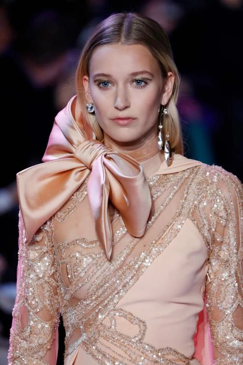 A model presents a creation by Elie Saab during the 2018 spring/summer Haute Couture collection fashion show on January 24, 2018 in Paris. / AFP / Patrick KOVARIK