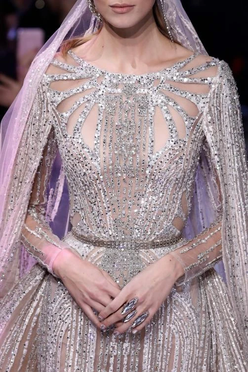 A model presents a creation by Elie Saab during the 2018 spring/summer Haute Couture collection fashion show on January 24, 2018 in Paris. / AFP / Patrick KOVARIK