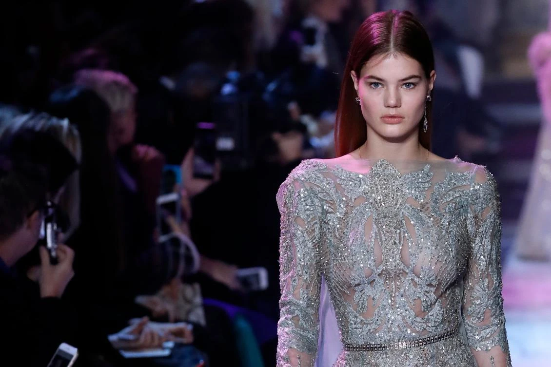 A model presents a creation by Elie Saab during the 2018 spring/summer Haute Couture collection fashion show on January 24, 2018 in Paris. / AFP / Patrick KOVARIK