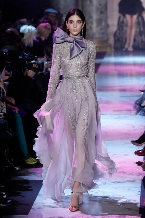 A model presents a creation by Elie Saab during the 2018 spring/summer Haute Couture collection fashion show on January 24, 2018 in Paris. / AFP / Patrick KOVARIK
