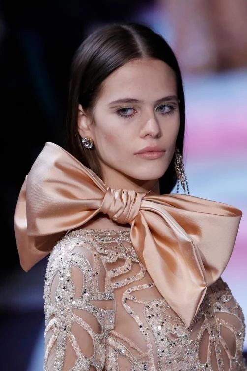A model presents a creation by Elie Saab during the 2018 spring/summer Haute Couture collection fashion show on January 24, 2018 in Paris. / AFP / Patrick KOVARIK