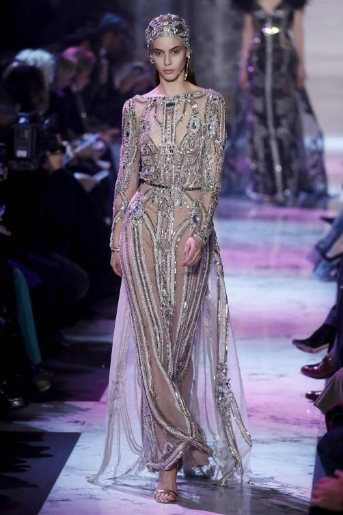 A model presents a creation by Elie Saab during the 2018 spring/summer Haute Couture collection fashion show on January 24, 2018 in Paris. / AFP / Patrick KOVARIK