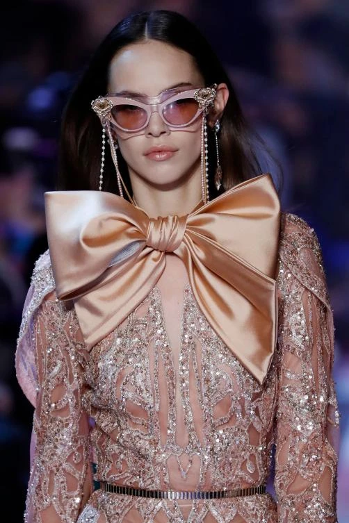 A model presents a creation by Elie Saab during the 2018 spring/summer Haute Couture collection fashion show on January 24, 2018 in Paris. / AFP / Patrick KOVARIK