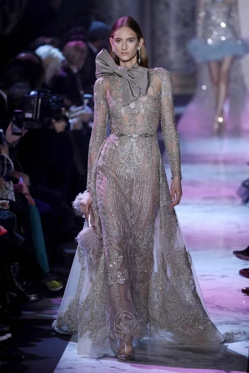 A model presents a creation by Elie Saab during the 2018 spring/summer Haute Couture collection fashion show on January 24, 2018 in Paris. / AFP / Patrick KOVARIK