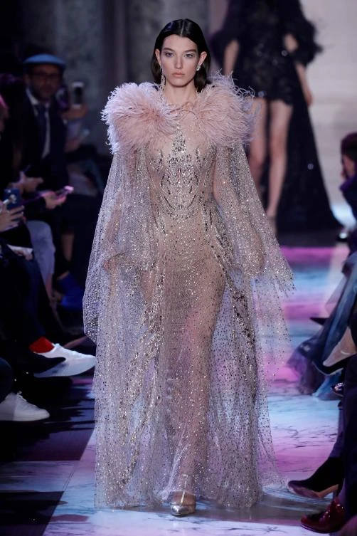 A model presents a creation by Elie Saab during the 2018 spring/summer Haute Couture collection fashion show on January 24, 2018 in Paris. / AFP / Patrick KOVARIK