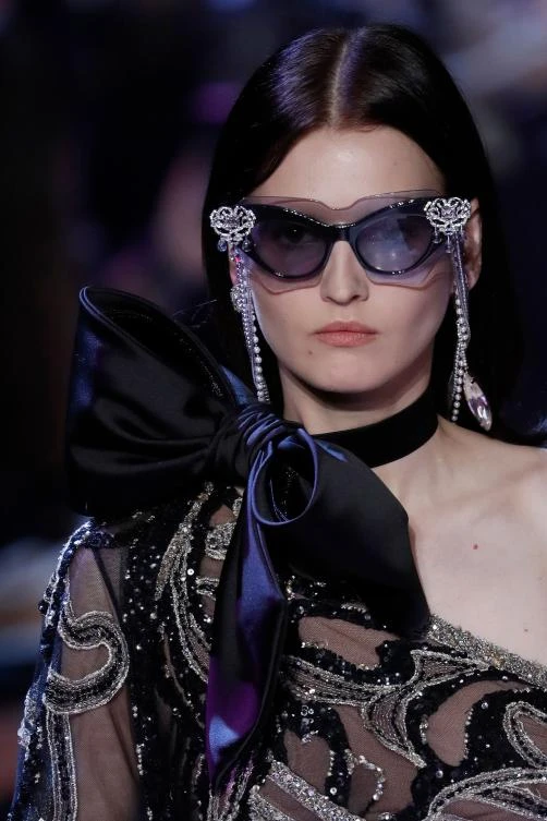 A model presents a creation by Elie Saab during the 2018 spring/summer Haute Couture collection fashion show on January 24, 2018 in Paris. / AFP / Patrick KOVARIK
