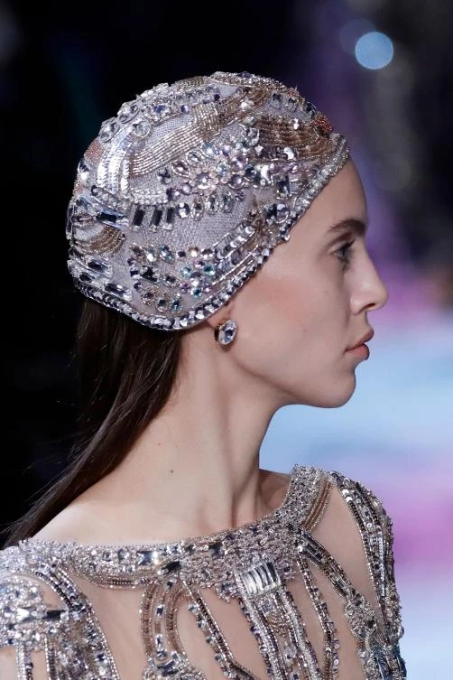 A model presents a creation by Elie Saab during the 2018 spring/summer Haute Couture collection fashion show on January 24, 2018 in Paris. / AFP / Patrick KOVARIK