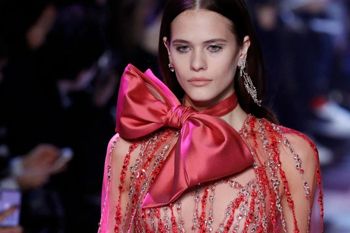 A model presents a creation by Elie Saab during the 2018 spring/summer Haute Couture collection fashion show on January 24, 2018 in Paris. / AFP / Patrick KOVARIK