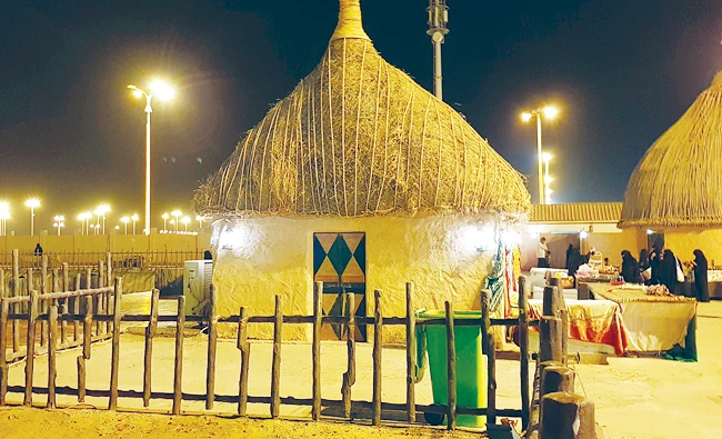 Visitors can experience ancient commercial life in the souq, where archaeological artifacts, traditional pots and aromatic plants are displayed.