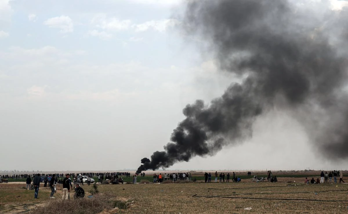 Palestinian protesters clash with Israeli forces near the Israel-Gaza border east of the southern Gaza strip city of Khan Yunis on Dec. 29, 2017. (AFP/Said Khatib)