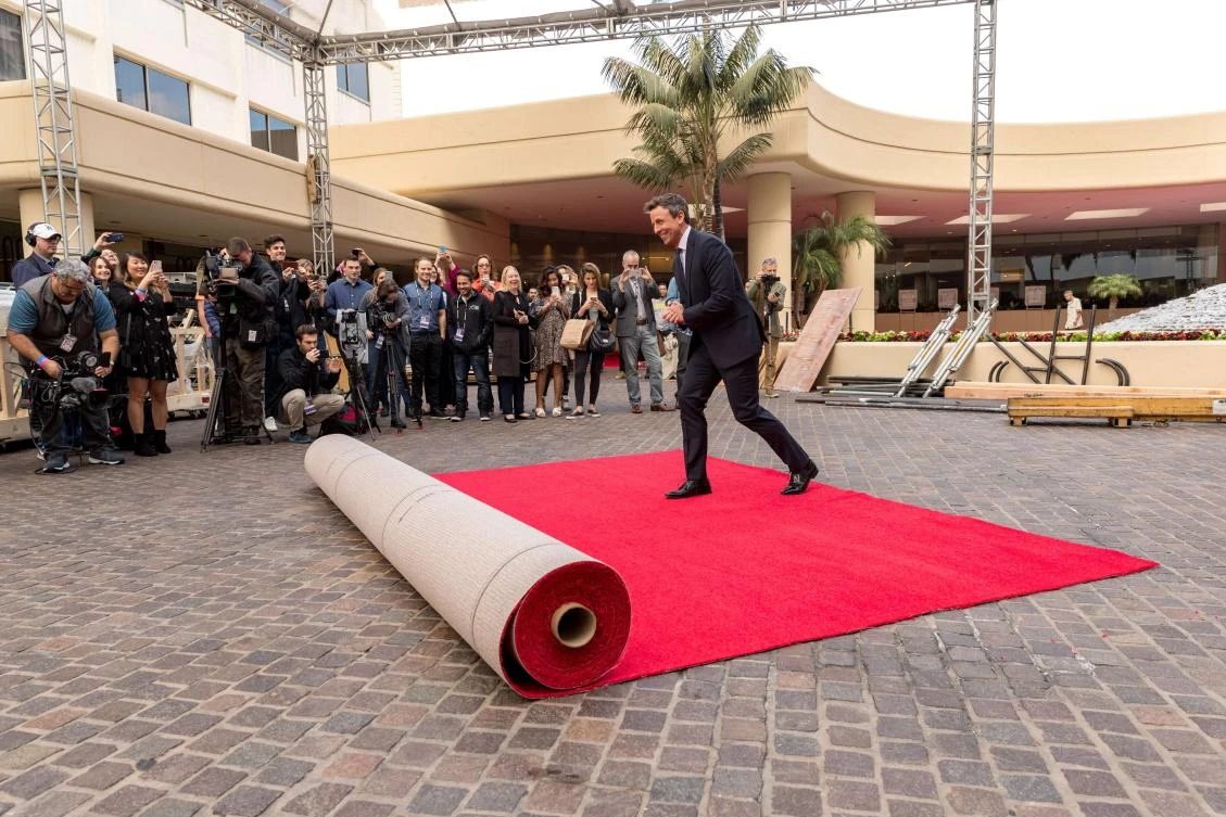 Seth Meyers, host of the 75th Annual Golden Globes Awards, rolls out the ceremonial red carpet on Thursday, January 4 in Beverly Hills, California. (AFP)