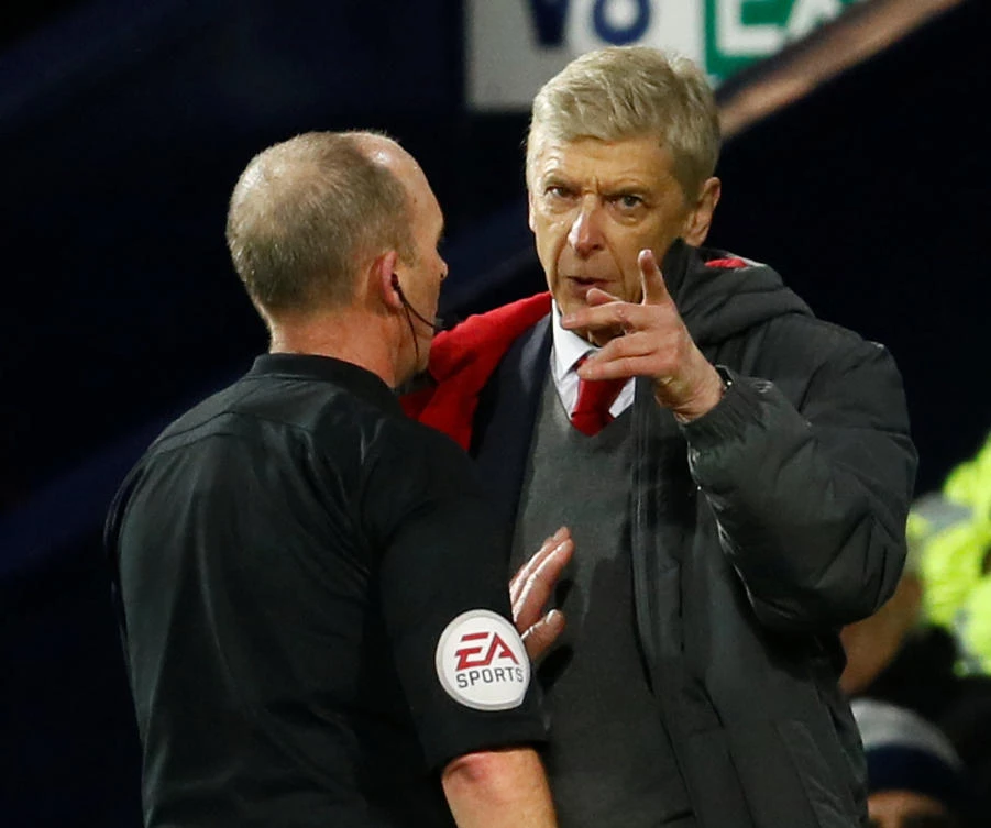 Arsenal manager Arsene Wenger remonstrates with referee Mike Dean. (Reuters)