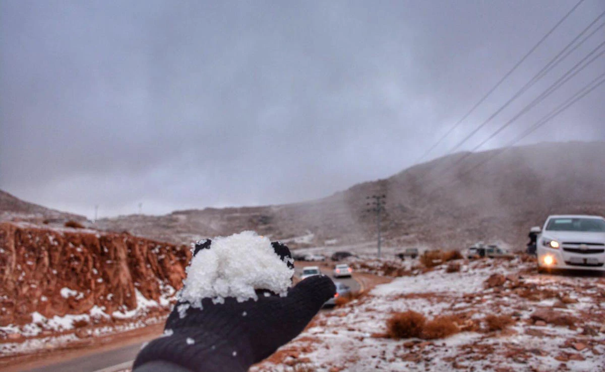 Snow falls in Tabuk at night, vanishes at sunrise. (SPA)