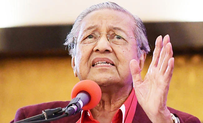 Former Malaysian prime minister Mahathir Mohamad delivers a speech after he was elected as the opposition's prime ministerial candidate during the four-party coalition Pact of Hope (Pakatan Harapan) convention in Shah Alam, outside Kuala Lumpur on Sunday. (AFP)
