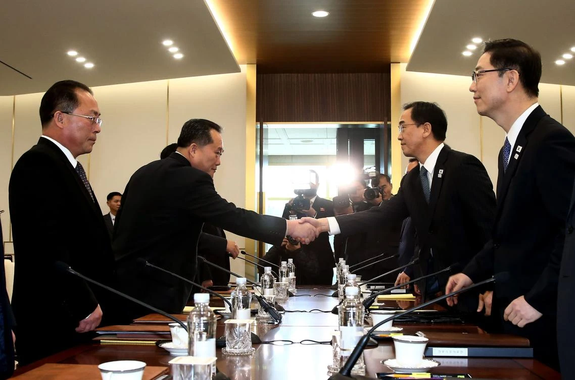 South Korea Unification Minister Cho Myung-Gyun, second right, shakes hands with North Korean chief delegate Ri Son-Gwon, second left, during their meeting on January 9 at the border truce village of Panmunjom in the Demilitarized Zone dividing the two Koreas. (AFP)