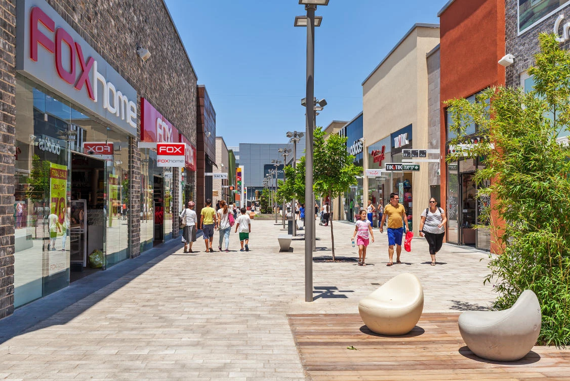 An Israeli shopping precinct. (Shutterstock)