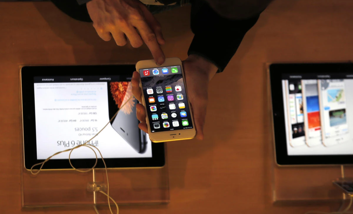 The blog Primate Labs, a company that makes an app for measuring the speed of an iPhone’s processor, had published data that appeared to show slower performance in the Apple’s iPhone 6s and iPhone 7 models as they aged.(AP)