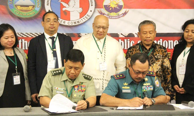 Lt. Gen. Benjamin Madrigal and Rear Admiral Didik Setiyono during the signing of the agreement on Tuesday. (Photo courtesy: AFP Eastmincom)