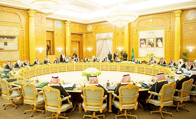 King Salman presides over a cabinet meeting in Riyadh, Saudi Arabia. (REUTERS)