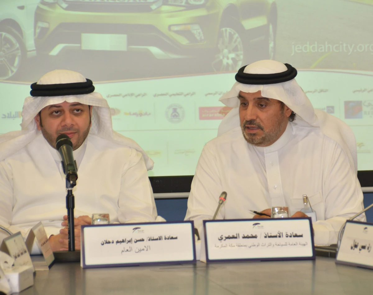 Hassan bin Ibrahim Dahlan, secretary-general of the chamber, left, Mohammed Al-Amri; director general of the General Authority for Tourism and National Heritage in the Makkah region. (AN photo by Huda Bashatah)